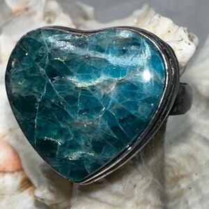 Artisan crafted Apatit gemstone heart vintage ring
